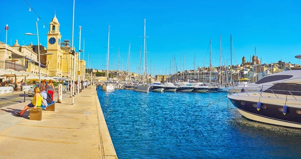 Birgu 马耳他 2018年6月17日 Xatt Forn 海滨长廊沿着中世纪的华厦和 Vittoriosa Birgu 的游艇码头延伸 在6月17日在 — 图库照片