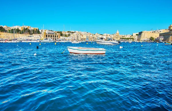 Den Pittoreska Småbåtshamnen Kalkara Med Små Båtar Och Joseph Church — Stockfoto