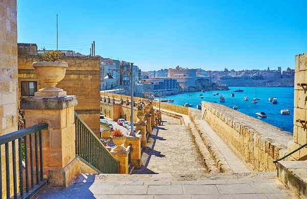 Kalkara 마리나 세인트 안젤로 Birgu 거리에 발레의 전체에 견해와 록키산맥 — 스톡 사진