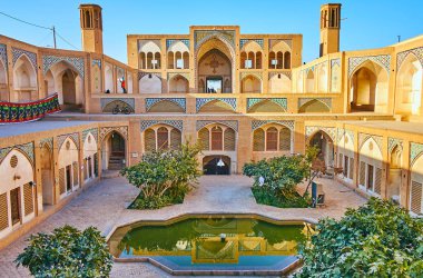 Kashan, Iran - 22 Ekim 2017: Süslü ağa Bozorg İslam kompleksi 22 Ekim'de kaşan içinde geleneksel Fars mimarisi, güzel döşenmiş süsler ve avlunun ortasında küçük bahçe şehrin merkezi dini dönüm noktası olduğunu.