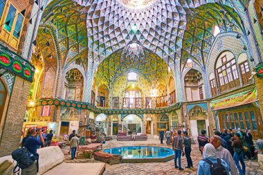 Kashan, Iran - 22 Ekim 2017: Aminoddole Kervansaray halı mağazaları, antika tezgahları ve görkemli salonda çayevinde ile kapalı çarşı, dekore edilmiş oyma ayrıntıları ve kiremit arabesk, 22 Ekim'de kaşan.