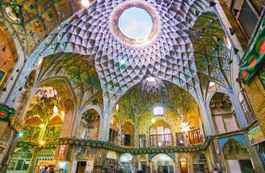 : Kashan, Iran - 22 Ekim 2017: Timche süslü kubbesi hafif delik-siz Amin od-Dowleh (Aminoddole Kervansaray) salonu, Kapalı Çarşı, 22 Ekim'de kaşan.