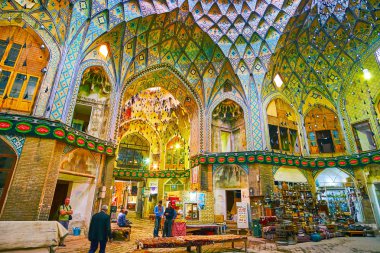 Kashan, Iran - 22 Ekim 2017: Antik Aminoddole Kervansaray tezgahları (Timche-ye Amin od-Dowleh) ile komşu 22 Ekim'de kaşan içinde turistler yerel çayevinde arasında popüler.