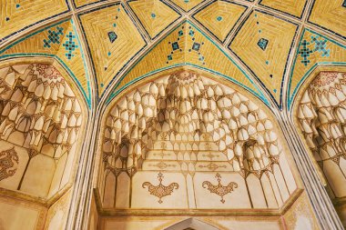 Kashan, Iran - 22 Ekim 2017: Ayrıntılar ağa Bozorg Camii İçişleri ile alçı mukarnas dekorasyon küçük nişler içinde oyulmuş, 22 Ekim'de kaşan içinde arabesk ve tilework, boyalı.