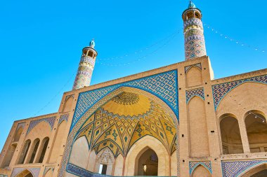 Ağa Bozorg Camii karmaşık çini süsleri, tuğla mukarnas (petek) Kemer ve bina,: Kashan, Iran yükselen iki minare ile pitoresk portal.