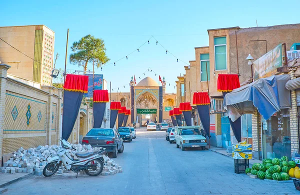 Kashan 2017年10月22日 狭窄的街道与市场摊位 回历旗子和 Iwan 阿玛祖清真寺在背景上 在10月22日在 Kashan — 图库照片