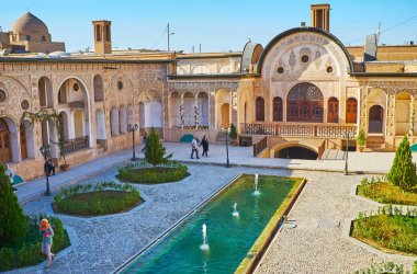 : Kashan, Iran - 22 Ekim 2017: Portal Tabatabaei House ve 22 Ekim'de kaşan içinde ön plan üzerinde küçük bahçe iyi desenleri.