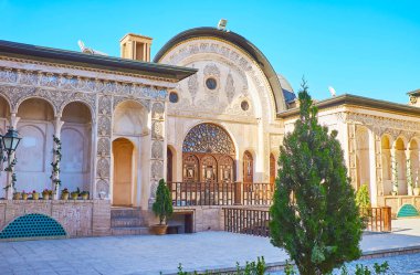 : Kashan, Iran - 22 Ekim 2017: Küçük portal Tabatabaei evin ile her iki taraftan 22 Ekim'de kaşan içinde doğal kemerli Galeriler.