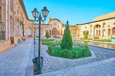 Kashan, Iran - 22 Ekim 2017: Courtyard geleneksel Fars konak önemli bir parçasıdır, Tabatabaei ev süs bahçeler, çeşmeler ve kemerli galeriler, 22 Ekim'de kaşan dekore edilmiş iki doğal avlular sahiptir.