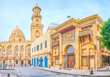 Cairo, Mısır - 23 Aralık 2018: Panoramik tarihi yapılardır ve Ortaçağ Al-Qalawin kompleksi üzerinde Aralık 23, Kahire eski mahallede