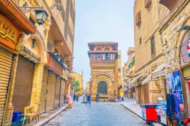 Cairo, Mısır - 23 Aralık 2017: Güzel Ortaçağ Sabil-Kuttab Katkhuda binanın üzerinde Aralık 23, Kahire el-Muizz Street, yüzleri