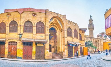 Cairo, Mısır - 23 Aralık 2017: Tarihsel Al-Muizz sokak İslam bölgesinde Ortaçağ yapıların, din kompleksleri ve popüler modern kültür merkezleri, Aralık 23, Kahire sahiptir