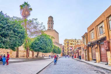 Cairo, Mısır - 23 Aralık 2017: Erken sabah Al-Muizz Street kapalı mağazalar, kafeler ve yürüyüş gençler ile üzerinde Aralık 23, Kahire