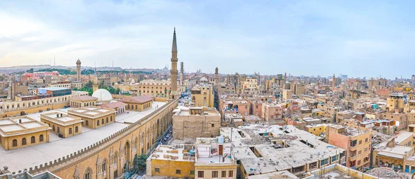 Panorama Cairo Islámico Con Casas Destartaladas Minaretes Altos Enorme Mezquita —  Fotos de Stock