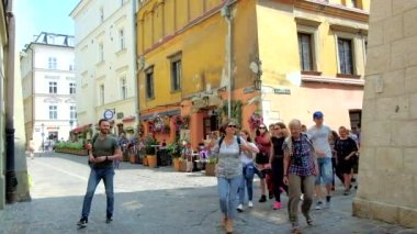 Krakow, Polonya - 11 Haziran 2018: Old Town, üzerinde 11 Haziran Krakow onların şehir turu, Kanonicza ve Senacka sokaklar yürüyen turist grup araştırıyor.