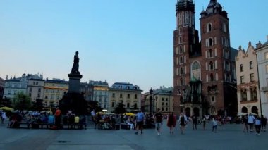 Krakow, Polonya - 11 Haziran 2018: Alacakaranlık gökyüzü Main Market Square ve onun ana yapılar - St Mary's Bazilikası'nın ve Adam Mickiewicz anıt, 11 Haziran Krakow.