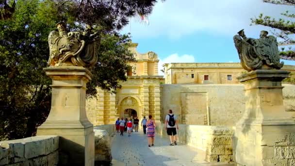 Mdina Malta Junio 2018 Camino Hacia Puerta Principal Vilhena Ciudad — Vídeos de Stock