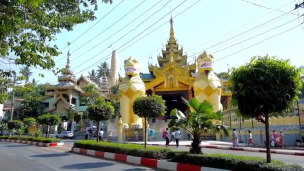 ヤンゴン ミャンマー 2018 北ゲートのシュエダゴン パゴダ つの巨大な Leogryphs 保護者と上記のカバーのギャラリーは 日にヤンゴンで華やかな尖塔 — ストック動画
