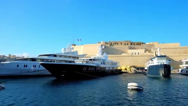 Birgu 马耳他 2018年6月17日 Vittoriosa 码头和瓦莱塔大海港的旅行 在中世纪的圣天使堡墙上的豪华游艇的看法 在6月17日在 Birgu — 图库视频影像