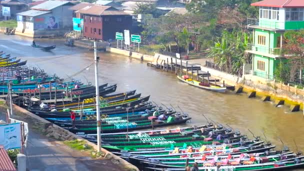 Nyaungshwe Myanmar Februar 2018 Hunderte Kajaks Liegen Kanalufer Lokale Bootfahrer — Stockvideo