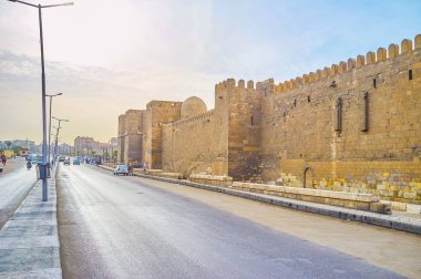 Cairo, Mısır - 23 Aralık 2017: Arka plan üzerinde Aralık 23, Kahire Bab El-Nasr gates ile El-Gamaleya mahallede eski şehir surları üzerinde görünümü