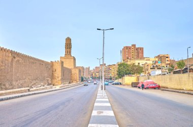 Cairo, Mısır - 23 Aralık 2017: Ortaçağ şehir surları üzerinde Aralık 23 Kahire'de tarihi İslam bölgesi dışında onları, yoksul mahalleden ayrı