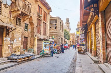 Cairo, Mısır - 23 Aralık 2017: El-Gamaleya Caddesi üzerinde Aralık 23, Kahire İslam bölgesinin konut mahallede küçük sokak gıda tezgahları