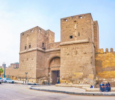 Cairo, Mısır - 23 Aralık 2017: Ortaçağ Baba El-Nasr Gates (Zafer Kapısı) ile iki büyük kule üzerinde Aralık 23, Kahire El-Gamaleya mahallesinde