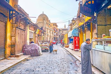Cairo, Mısır - 23 Aralık 2017: İslami Kahire üzerinde Aralık 23, Kahire El-Gamaleya sokakta yer içinde belgili tanımlık geleneksel bakkal çarşı