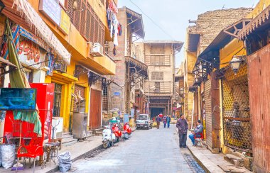 Cairo, Mısır - 23 Aralık 2017: Eski püskü gövdede kafe ve dükkan tarihi El-Gamaleya street, yerliler üzerinde Aralık 23, Kahire