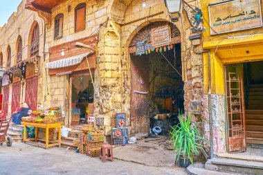 Cairo, Mısır - 23 Aralık 2017: Eski bakkal dükkanı ve yerliler İslam districtin Kahire Mısır, Kahire 23 Aralık için eski püskü Cafe