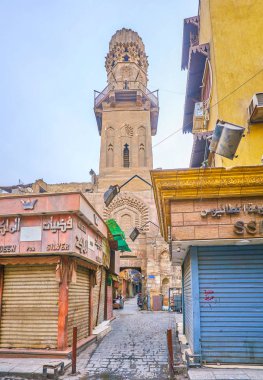 Cairo, Mısır - 23 Aralık 2017: Al-Salih Najm al-Din Eyyûb medrese yüksek minare üzerinde Aralık 23, Kahire, Kahire, Ortaçağ İslam mimarisinin bir inci olduğunu