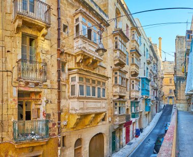 St Patrick's street tarihi Konut binaları terk edilmiş daireler restorasyon, Valletta, Malta için bekleyin.