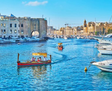 Birgu, Malta - 17 Haziran 2018: Valletta Grand Harbour üç Ortaçağ şehir dghajsa su taksi üzerinde ölçülen seyahatini popüler turistik, 17 Haziran'da Birgu içinde olan.