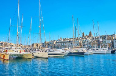 Vittoriosa marina demirli Yatlar Xatt Il-Eşzamanla sahil mesire, Birgu, Malta izlemek için doğal nesnelerdir.