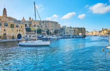 Birgu, Malta - 17 Haziran 2018: Doğal Vittoriosa Marina manzaralı Ortaçağ St Michael's yat yüzen yelken ve 17 Haziran'da Birgu içinde burç Senglea (L-Isla) kale arka plan üzerinde dik.