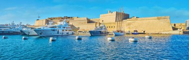 Fort St Angelo Vittoriosa Marina, müstahkem şehirler Birgu (Vittoriosa) ve Senglea (L-Isla), Malta arasında bulunan, Lüks Yelkenli Yatlar demirli.