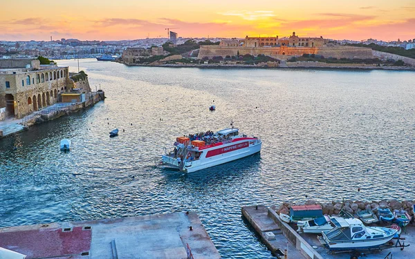 Валлетта Мальта Июня 2018 Года Переполненный Паром Плывет Вдоль Гавани — стоковое фото