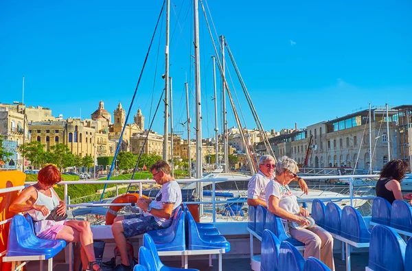 Birgu Malta Czerwca 2018 Turystów Górnym Pokładzie Promu Gotowe Podróż — Zdjęcie stockowe