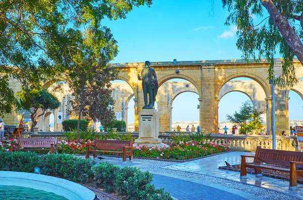Valletta Malta Junho 2018 Estátua Senhor Strickland Entre Granadas Canteiros — Fotografia de Stock