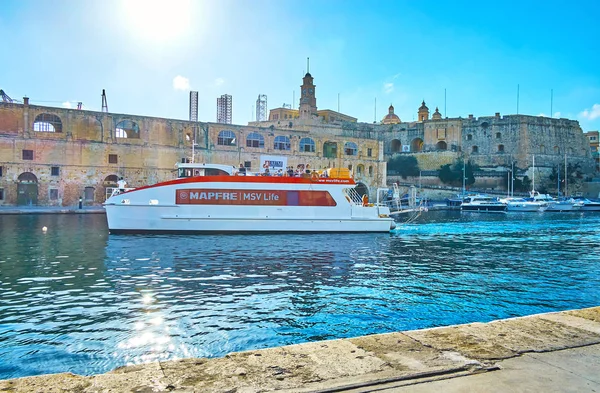 Birgu Malta Juni 2018 Moderna Färjan Med Turister Anländer Till — Stockfoto