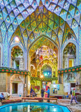 : Kashan, Iran - 22 Ekim 2017: Aminoddole Kervansaray doğal kasa (Timche-ye Amin od-Dowleh) 22 Ekim'de kaşan içinde renkli kiremitli desenlerle kaplı mukarnas kemerli.