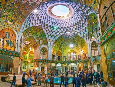 : Kashan, Iran - 22 Ekim 2017: Panorama büyük salonu, Aminoddole Kervansaray, (Timche-ye Amin od-Dowleh), kapalı çarşı içinde bulunan ve dekore edilmiş tuğla ile İslam döşenmiş desen ve mukarnas ayrıntılar, 22 Ekim'de kaşan.