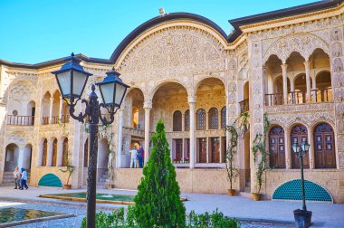 Kashan, Iran - 22 Ekim 2017: Süslü portal Tabatabaei evin iyi oyulmuş alçı kalıpları ve doğal vintage sokak lambasının, 22 Ekim'de kaşan içinde arkasında mirrorwork Ayrıntılar.