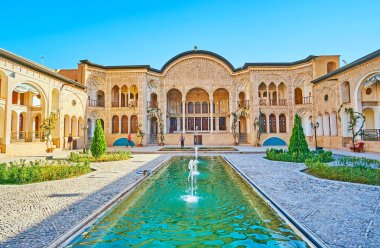 Kashan, Iran - 22 Ekim 2017: Çeşmeler Tabatabaei evin avlusunda süslemeleri ve sıcak günlerde, 22 Ekim'de kaşan içinde yeni esinti ve serin hava sağlamak.