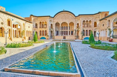 Kashan, Iran - 22 Ekim 2017: Tabatabaei House seçkin mimarisi bu konak ziyaret edin ve 22 Ekim'de kaşan içinde onun güzelliği zevk turistlerin ilgisini çekmektedir.