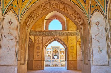 : Kashan, Iran - 22 Ekim 2017: Ağa Bozorg Camii 22 Ekim'de kaşan içinde güzel iç ve doğal avlu ile seçkin mimarisi.