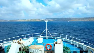 Ro-ro feribot, Ghajnsielem kasaba Gozo Adası'na Cirkewwa, Malta yüzen bir yay ile pitoresk Akdeniz deniz manzarası.