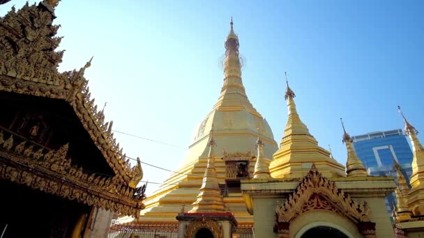 Minúsculo Barco Dourado Karaweik Pato Brâmane Volta Estupa Sule Pagoda — Vídeo de Stock