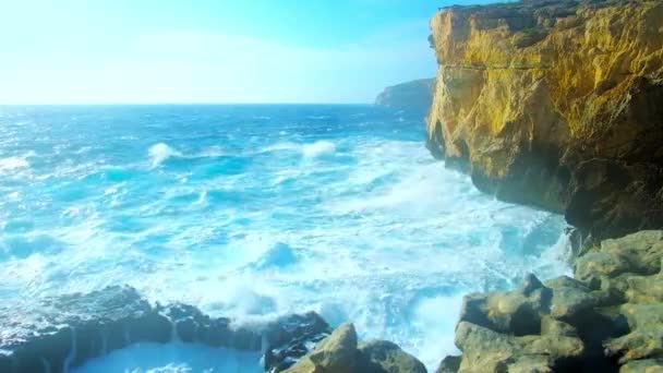 Observando Ondas Espumantes Tempestade Das Falésias Rochosas Costa San Lawrenz — Vídeo de Stock